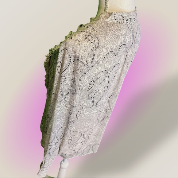 J. Crew 100% Silk ‘Faded Paisley Flouncette Blouse’ in White & Black Size 6 - Picture 10 of 16